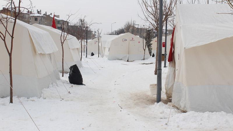 Depremzedeler dertli: Yardımlardan bir tas çorba içmişliğimiz yok