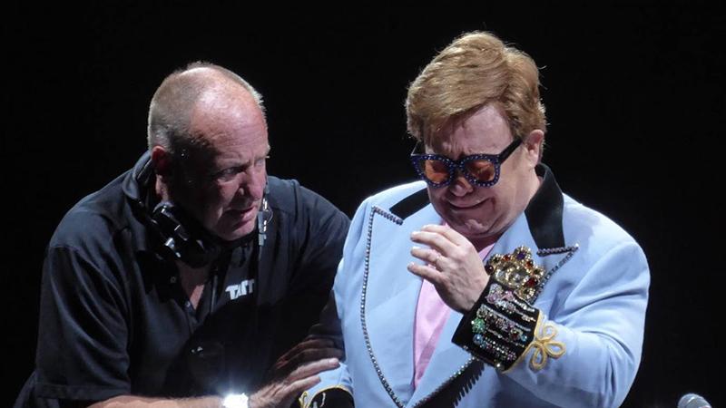 Elton John rahatsızlandığı için devam edemedi; gözyaşları için sahneyi terk etti