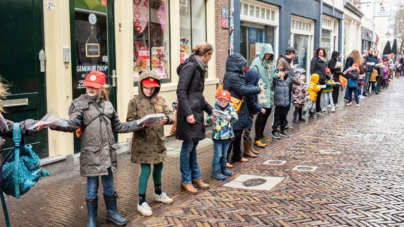 Utrecht'te çocuklar ve ebeveynler el ele verdi; kütüphane yeni binasına taşındı 