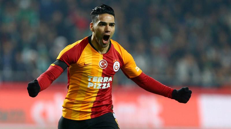 Falcao'dan devlet hastanesine maske yardımı