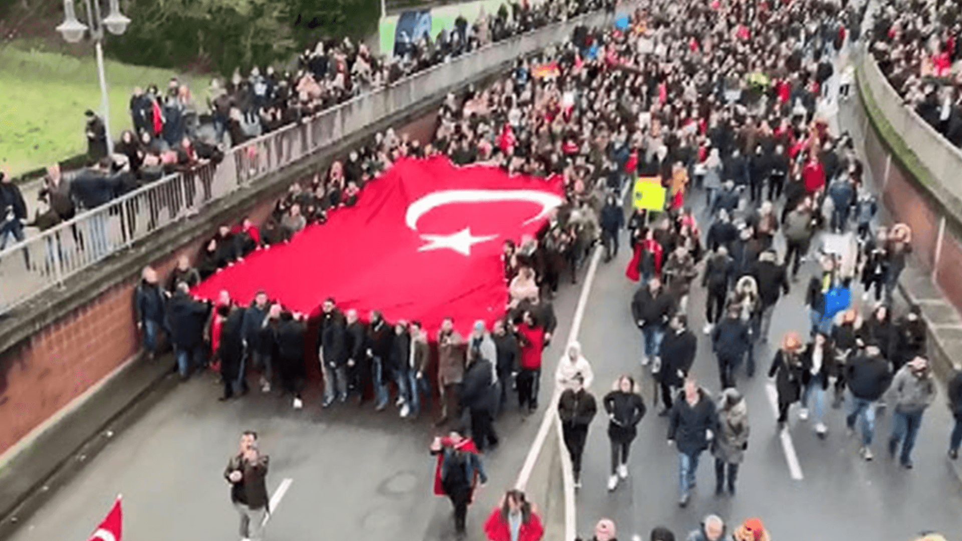 Almanya'da binlerce kişi son dönemde meydana gelen saldırılara karşı yürüdü