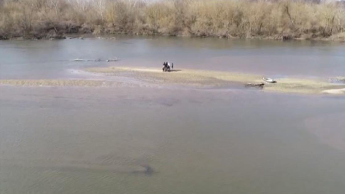 Yunanistan'a geçmek isteyen bir aile botlarının havası inince Meriç Nehri üzerinde mahsur kaldı