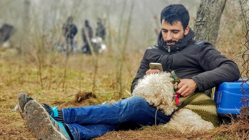 Eşine kavuşmak isteyen Filistinli Ahmet sınıra köpeğiyle geldi