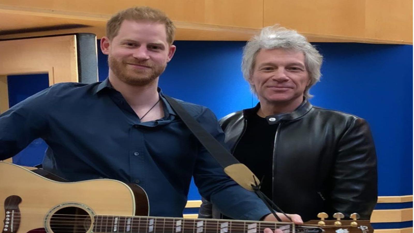 Son resmi görevleri için Britanya'ya giden Prens Harry, Bon Jovi ile düet yaptı 