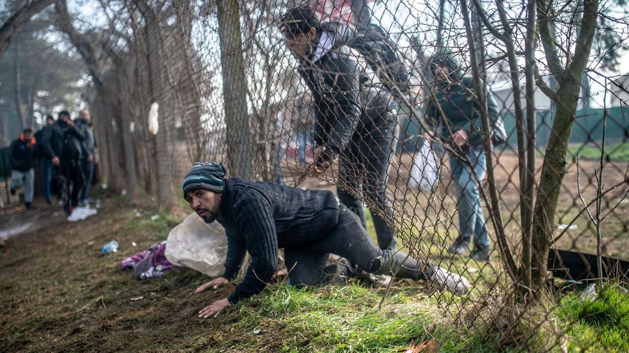 "Avrupa Birliği'nin endişe duyması gerekenler Türkiye'nin Yunanistan sınırındaki sığınmacılar değil, Suriye sınırındakiler"