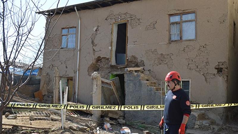 Depremde hasar gören evinden anteni almaya gitti; balkon çökünce hayatını kaybetti