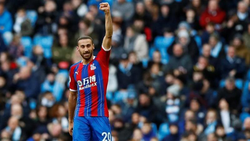 Crystal Palace sakatlanarak sezonu kapatan Cenk Tosun'u Everton'a geri gönderdi 