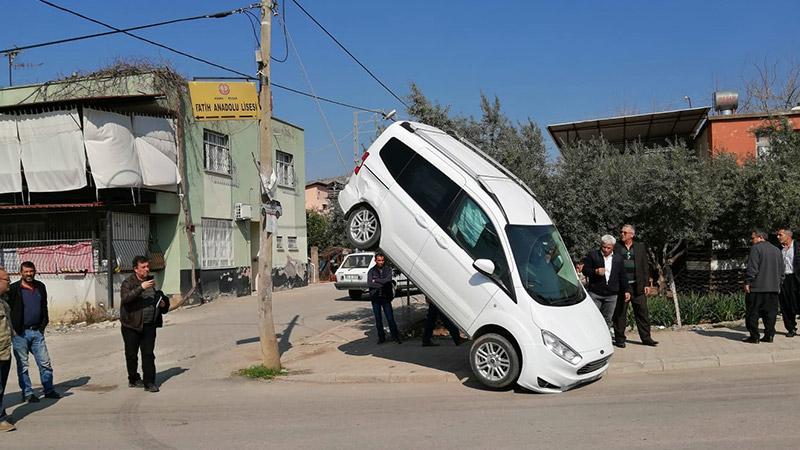 Ambulansın çarptığı araç telefon direğindeki halata asılı kaldı