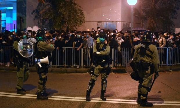 Hong Kong'da polis, 22 noktaya şafak öncesi operasyon düzenlendi: 17 kişi gözaltına alındı