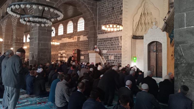 Diyarbakır İl Müftü Yardımcısı: Koronavirüs'ü Allah'tan nimet olarak görüyorum; gözümle görmediğime inanmam diyenlerin düşüncelerini patlattı