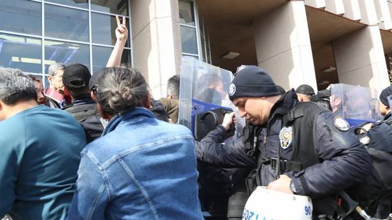 Gözaltına alınan meslektaşları için bir araya gelen avukatlara polis müdahalesi ve darp