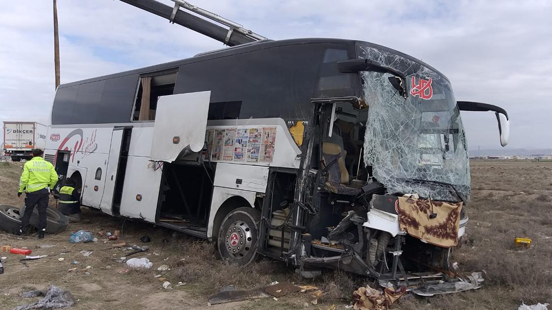 Aksaray-Adana Karayolu'nda yolcu otobüsü TIR'a çarptı: 44 kişi yaralandı