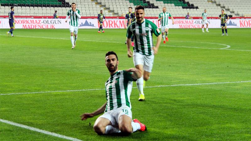 9 kişi kalan Konyaspor, Fenerbahçe'yi tek golle geçti