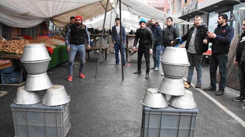 Tahtalarla ve tezgâhlarla parkur kurup, pazarda Survivor oynuyorlar!