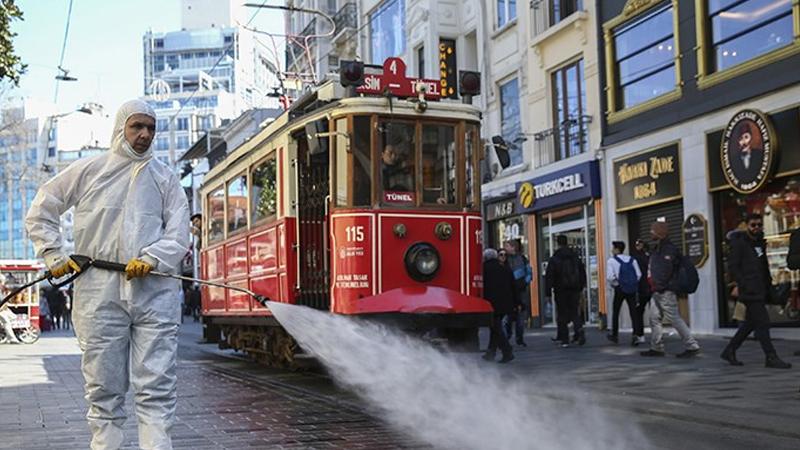 Bilim Kurulu Üyesi Alpay Azap: Vaka sayısı 4 hafta içinde 5 bini bulabilir