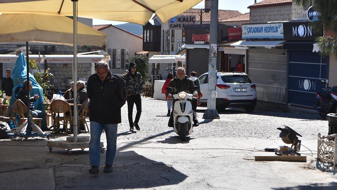 Okullar tatil oldu, tatil beldeleri doldu; doktorlar uyarıyor: Hastalığın ülkenin her yerine yayılmasına sebep olunabilir