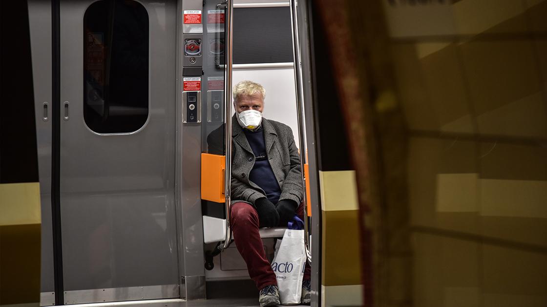 İstanbul'da toplu taşımada Koronavirüs'e maske ve eldivenli önlem