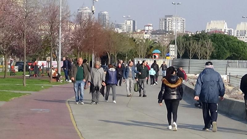 Koronavirüs önlemlerine aldırış etmeyen vatandaşlar İstanbul'da sahillere akın etti