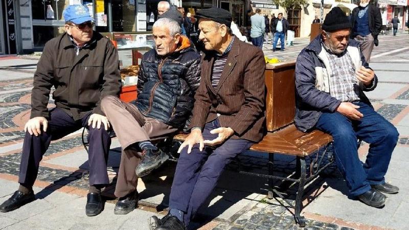 Yaşlıların yüzde 18'i tek başına yaşıyor; 65 yaş üzerinde 850 bin kişi istihdama katılıyor