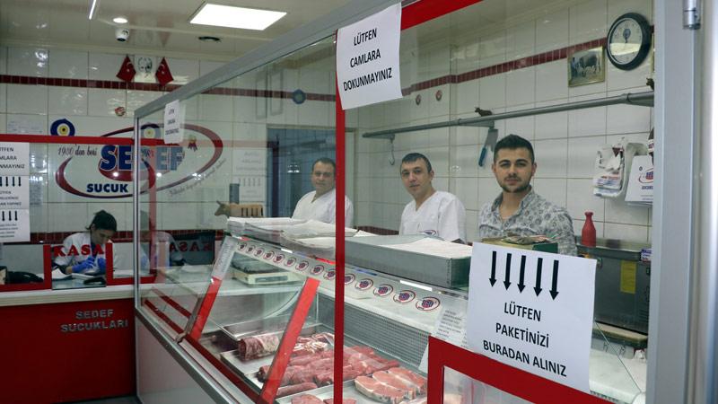 Afyonlu kasaptan cam bölmeli Koronavirüs önlemi