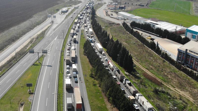 Tuzla ve Silivri'de İstanbul'a giriş çıkış kuyruğu