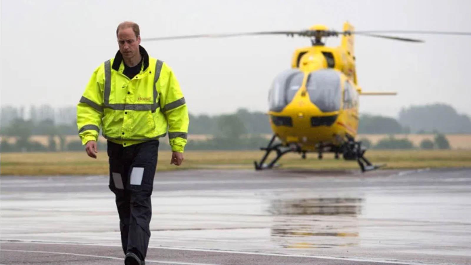 Prens William, Koronavirüs salgınıyla mücadele için ambulans pilotluğuna dönmek istiyor 