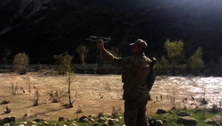 Jandarma yaşlı kadına ilaçlarını drone’la ulaştırdı