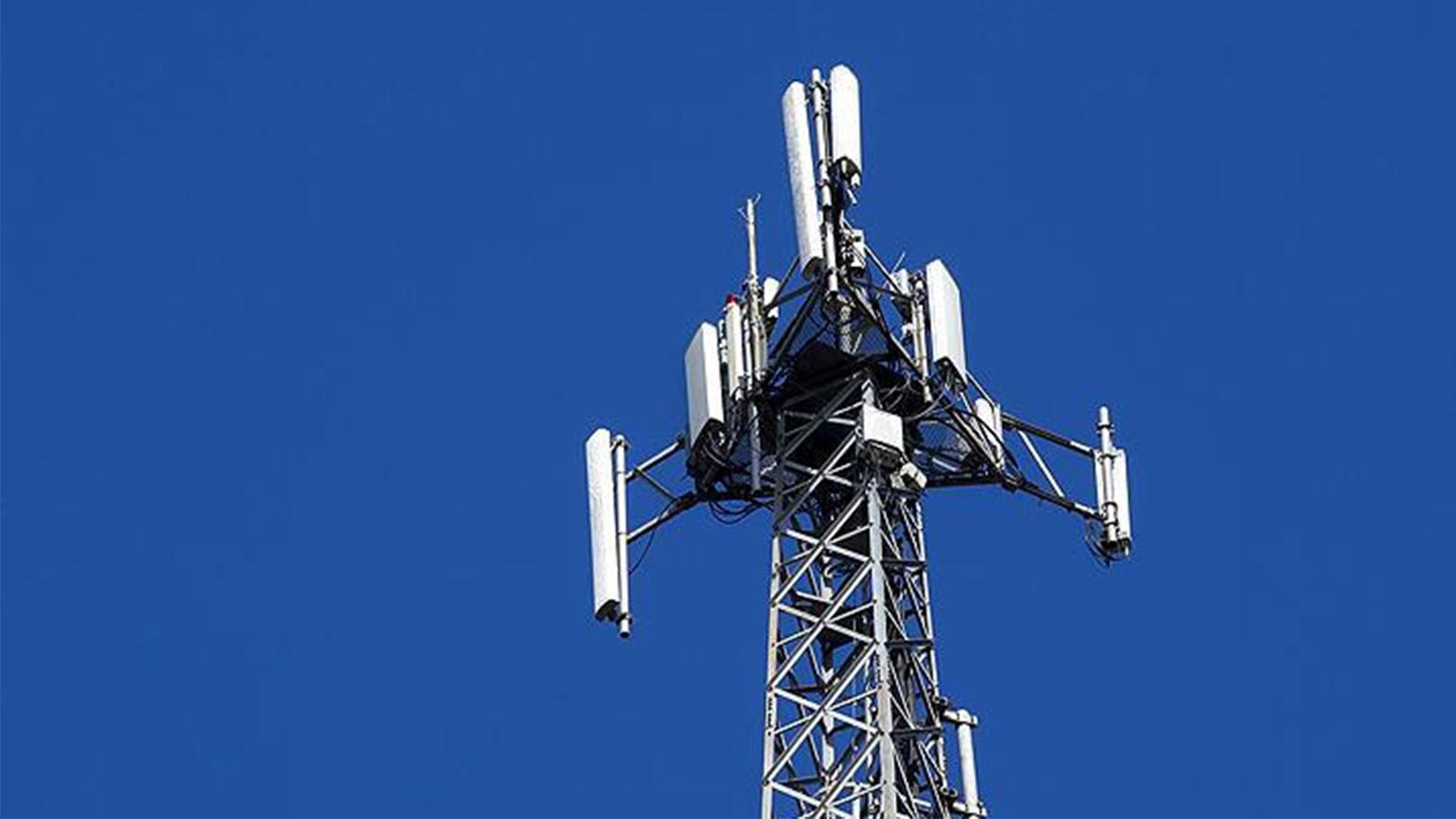 "5G teknolojisi Koronavirüs'ü yaydı" iddiası Britanya'da baz istasyonlarına saldırılmasına neden oldu 