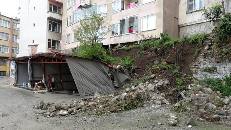 Trabzon'da istinat duvarı çöktü; apartman sakinleri tedirgin