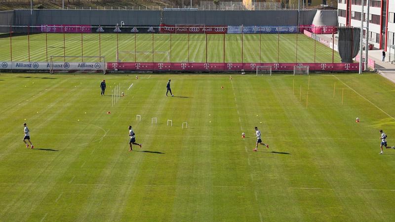 Bayern Münih sosyal mesafeye uyarak sahaya indi