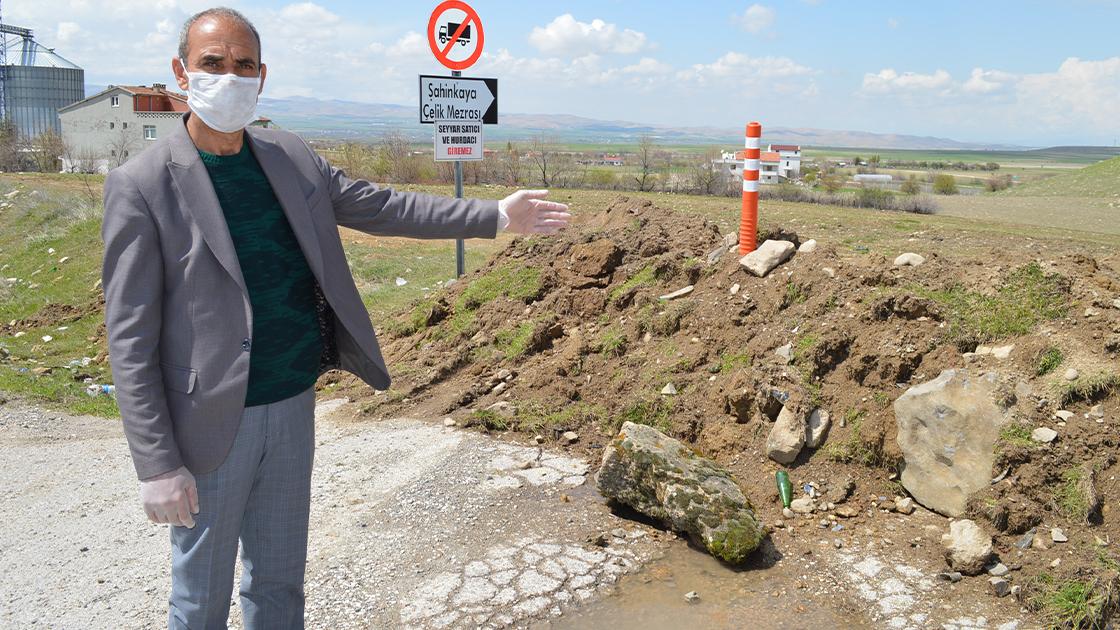 Muhtardan Koronavirüs önlemi: Mahalleye çıkan 6 yolun önünü kazarak kapattı