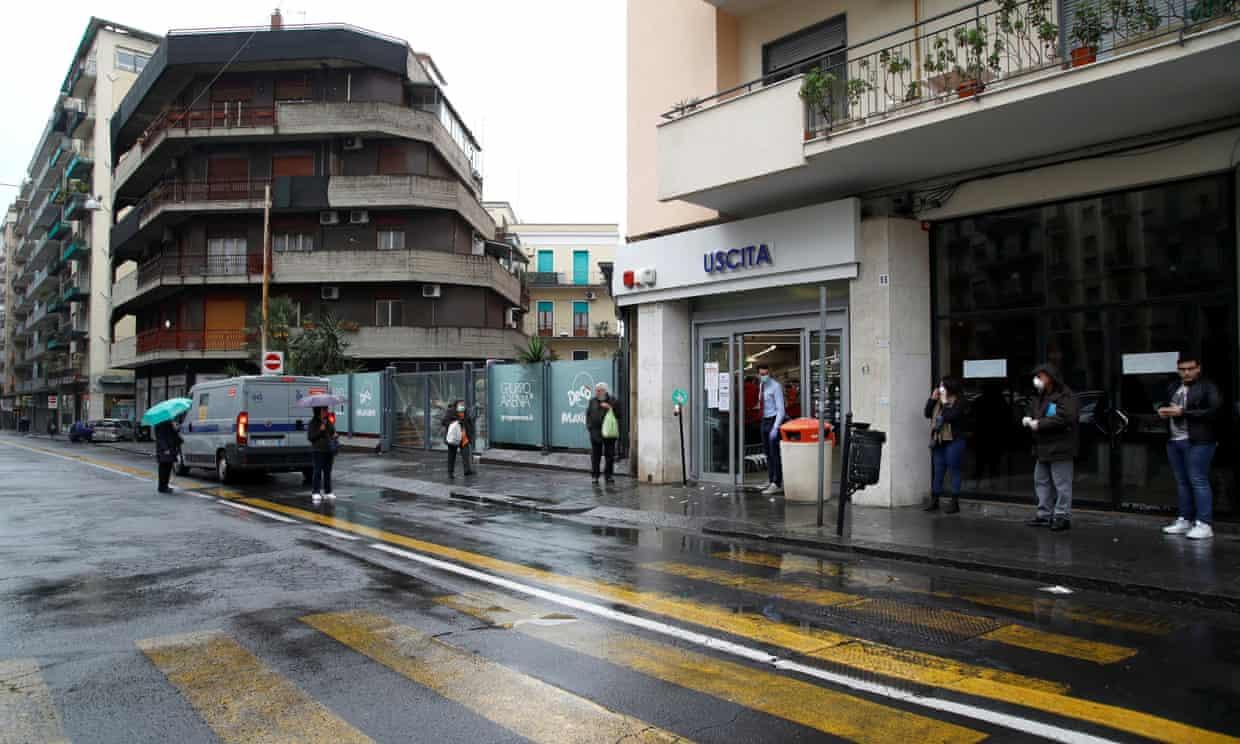 İtalya'da mafya, yoksul vatandaşlara yemek dağıtmaya başladı