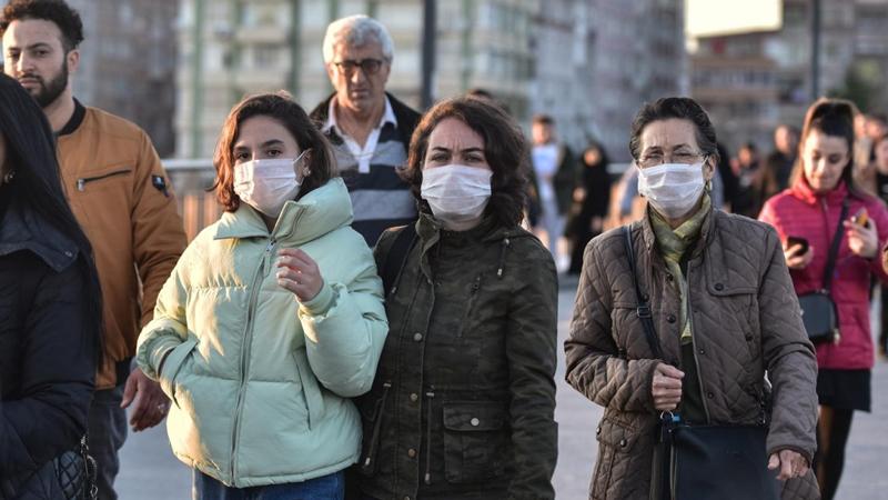 Araştırma: Koronavirüs taşıyıcısı sosyal mesafeye uymazsa ayda 406 kişiye virüs bulaştırabilir