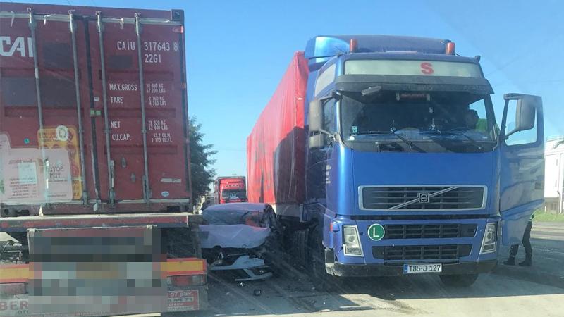 Yoldan çıktı, iki TIR'ın arasında sıkıştı!