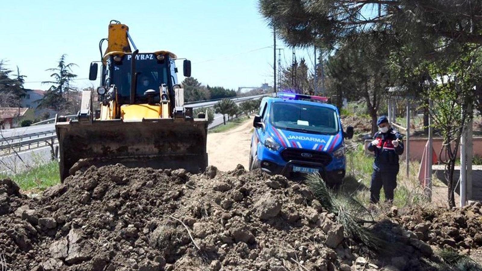 Tekirdağ'dan İstanbul'a giden ara yollar, toprak yığınlarıyla kapatılıyor