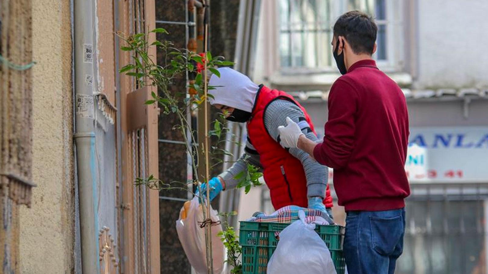 İçişleri Bakanlığı'ndan hafta sonu 31 ilde uygulanacak sokağa çıkma yasağına ilişkin yeni genelge: Sadece Vefa Sosyal Destek Birimleri ekmek dağıtımını gerçekleştirebilecek