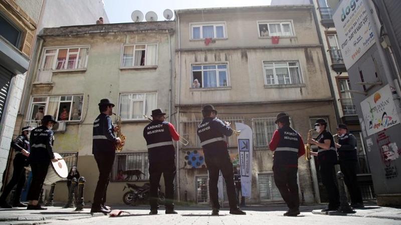 AKP'li belediyelerin yaptığı 'balkon buluşmaları' etkinliği Kadıköy'de kaymakamlığa takıldı!