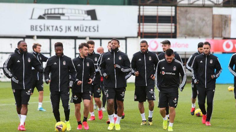 "Beşiktaş'ın dört futbolcusu alacaklarını tahsil etmedikleri için İstanbul'a dönmedi"