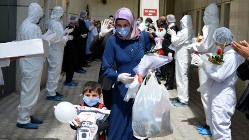 Aynı aileden 10 kişi Koronavirüs'ü yenerek taburcu oldu