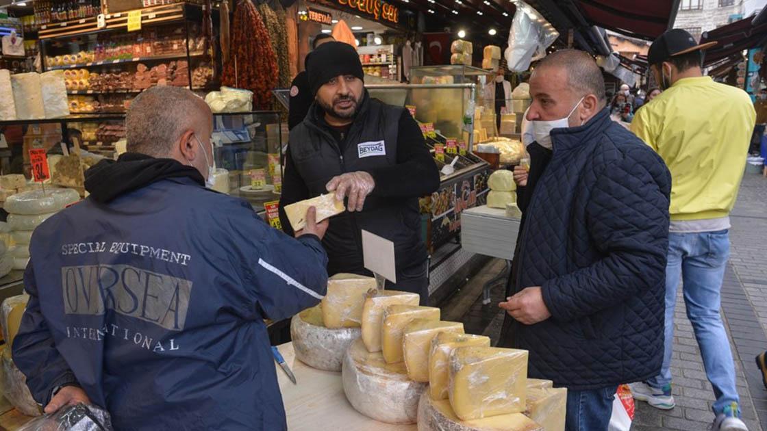 Dört günlük sokağa çıkma yasağı öncesinde Eminönü’nde Ramazan alışverişi hareketliliği