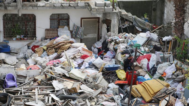 Mersin'de yalnız yaşayan kadının evinden 30 ton çöp çıktı!