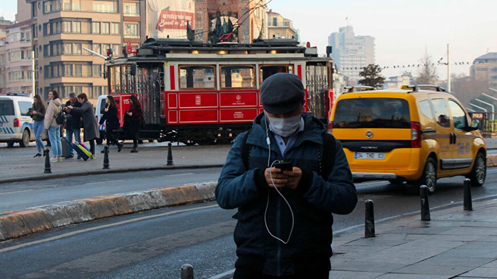 Hürriyet başyazarı: ‘İkinci dalga tehdidi’ne fırsat vermemek için en az 6 ay daha bu sosyal mesafe meselesini yaşam biçimimiz olmalı