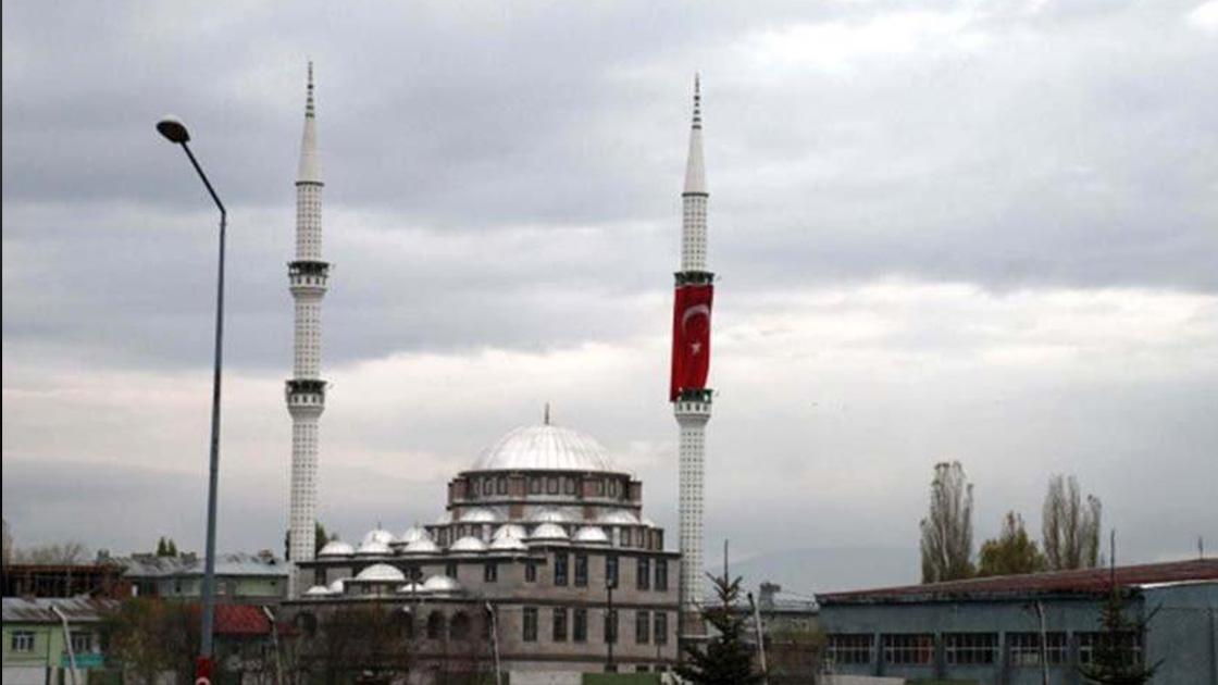 23 Nisan’da İstiklâl Marşı okunan tek caminin imamı: Cumhuriyet bizim kırmızı çizgimizdir