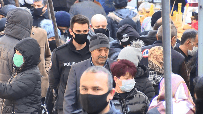 Bilim Kurulu Üyesi Prof. Öztürk sokaklardaki insan yoğunluğuna karşı uyardı: 2. dalga ortaya çıkabilir