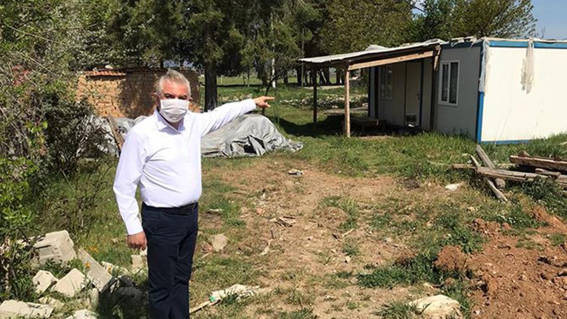 CHP'li Sancar, "Dünyaya yardım ediyoruz' diyenleri buraya bekliyorum" dedi, 1 yıldır konteynerde yaşayan depremzedeleri hatırlattı