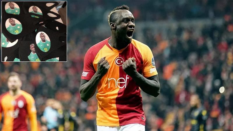 Mbaye Diagne, ülkesine bağışladığı maskelerin üstüne fotoğrafını bastırdı