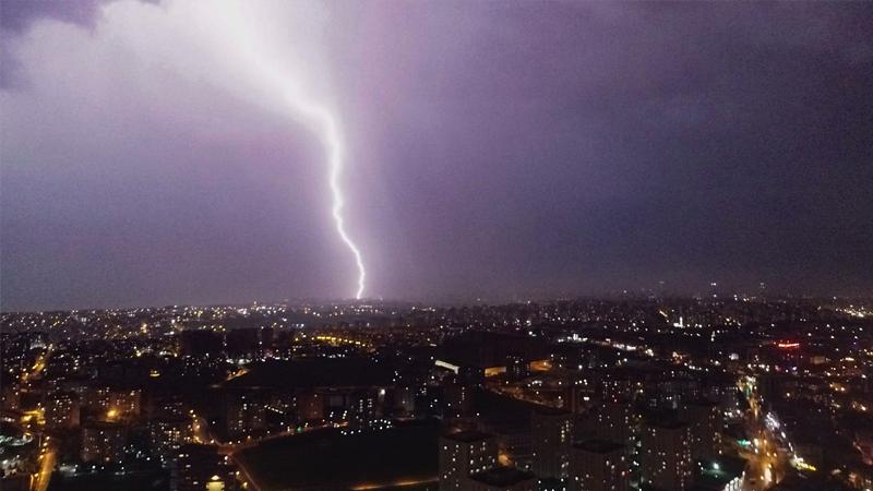 İstanbul'da şimşekler geceyi aydınlattı