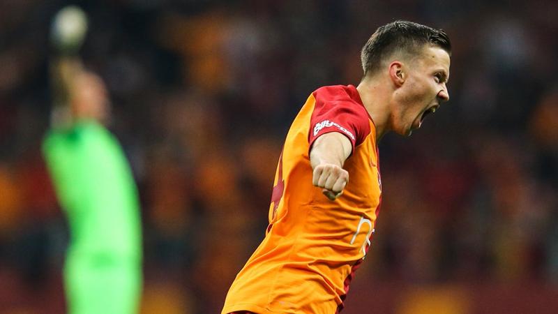 Galatasaray'da 4 bek oyuncusu gönderiliyor