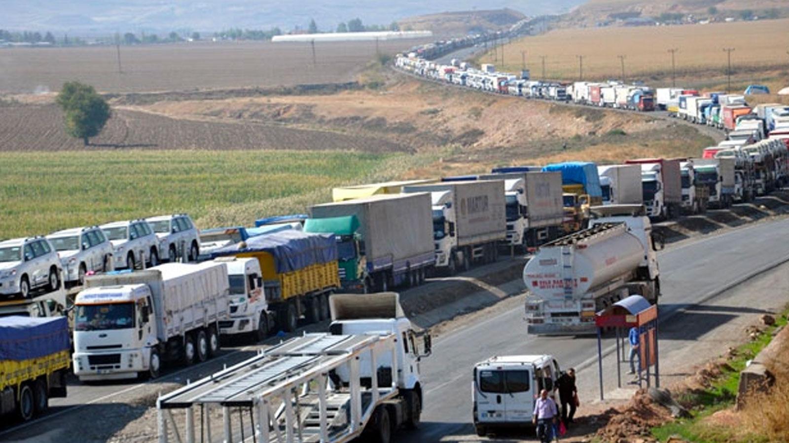 Bakan Pekcan: Gürbulak sınır kapısında bekleyen 280 TIR'ın girişi işlemleri tedbirli olarak başladı