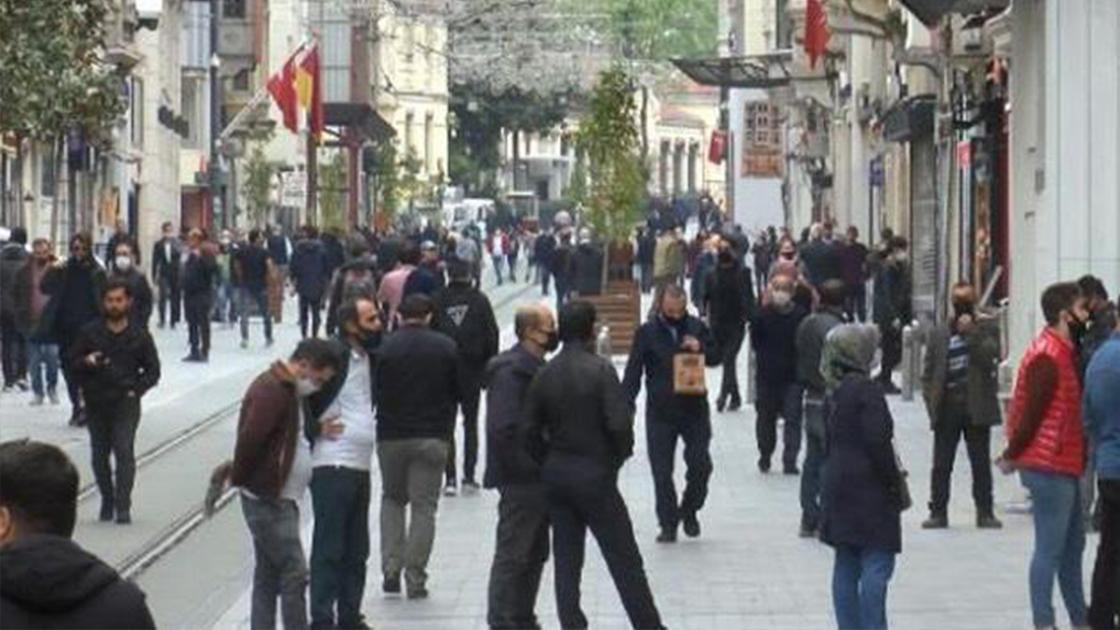 İstiklal Caddesi'ndeki kalabalık Bakan Koca'nın gözünden kaçmadı: Bir kareye bu kadar insan girmesi için çok erken